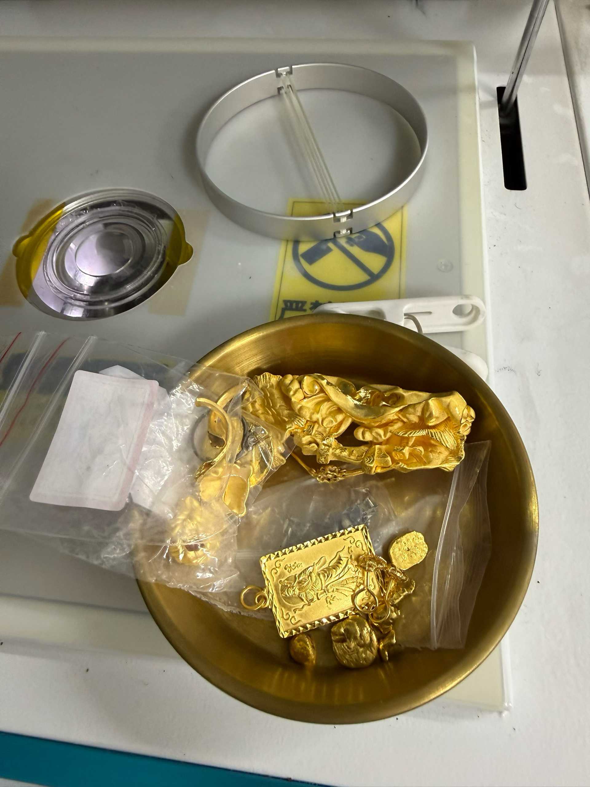 婚嫁三金闲置变现案例｜新婚夫妻怕首饰烧坏选择无损光谱检测 武汉黄金回收案例